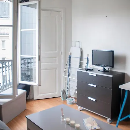 Bright Apartment In Paris דירה