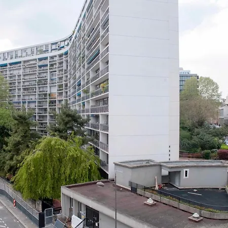 Bright Apartment In Paris דירה *