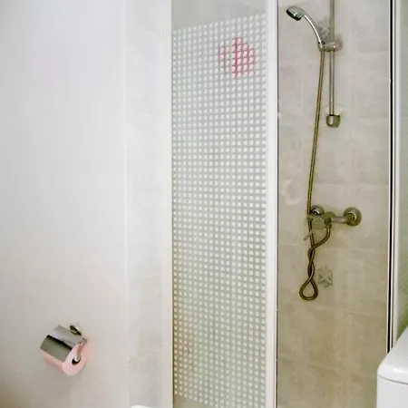Bright Apartment In Paris דירה *